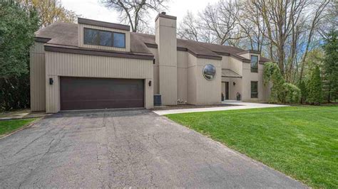 On the Market: Rockford home features master bedroom with deck overlooking backyard