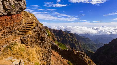 Pico do Arieiro: routes from the summit and a spectacular viewpoint