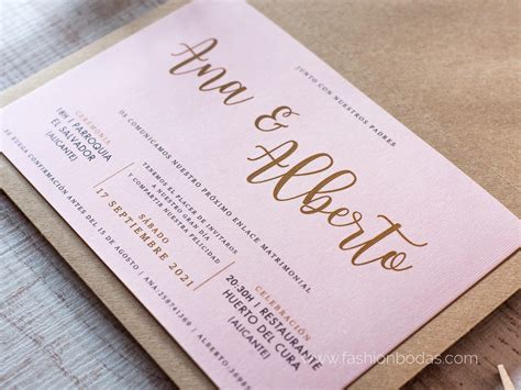 Invitación de boda Letras doradas con fondo Rosa Polvo | Sencilla y Elegante Color Dorado Sobre ...