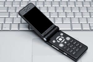 Flip Phones vs Smartphones: Back to Basics or Embracing Innovation ...