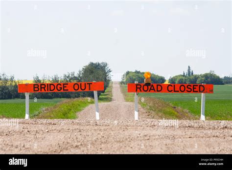 Road closed bridge sign hi-res stock photography and images - Alamy