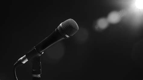 Vintage Microphone Hd Wallpaper - Microphone On A Black Stage (#1074402 ...