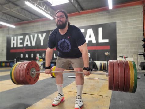 einfaldlega Susteen niður wrist wraps while deadlifting Einstaklingur ...