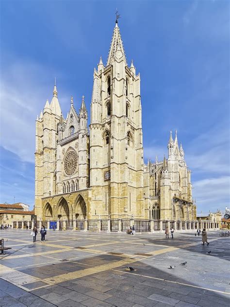 Leon Cathedral.Spain | Kick The Bucket: Europe Edition en 2019 | Templo, Palacios y Leones