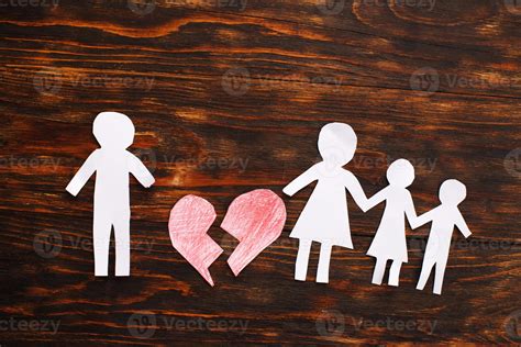 Paper chain cut family with broken heart on wooden background. Divorce ...