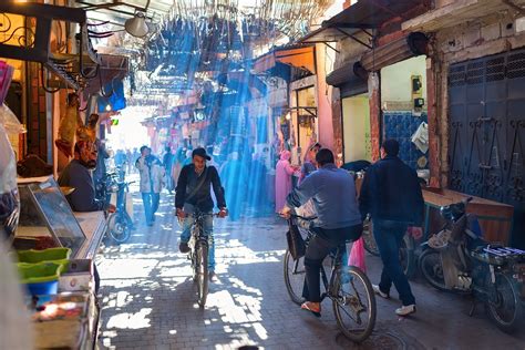 Visiter les souks de Marrakech : promenade au cœur des plus beaux marchés traditionnels du pays