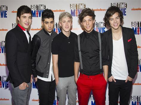 Boy band One Direction makes chart history - CBS News