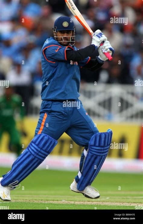 Mahendra singh dhoni batting india hi-res stock photography and images ...