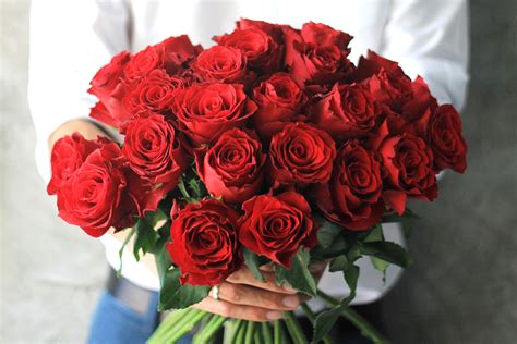 Valentine’s Day Flowers Dubai 2022 | Best Red Rose Hand Bouquets 2022