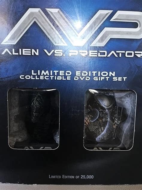 AVP: Alien vs. Predator (Limited Edition) (Collectible Gift Set): Amazon.co.uk: Paul W. S ...