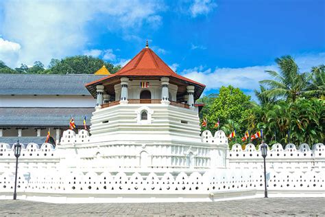 Sri Dalada Maligawa (Temple of the Tooth Relic) | Attractions in Sri lanka