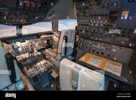 Cockpit simulator of a Douglas DC-10, Wings over the Rockies Air and ...