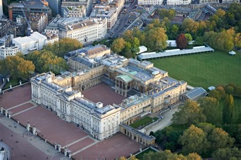 Chinese student was on 'mission to kill Queen' at Buckingham Palace | Metro News