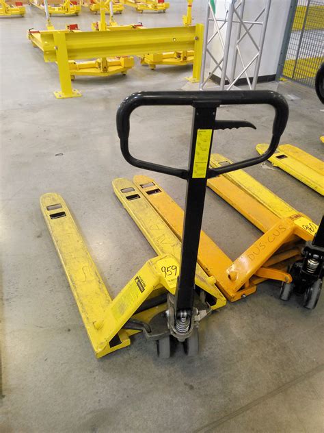 HYSTER 2500-kg Capacity Standard Width Hydraulic Pallet Jack, (Bldg 2)