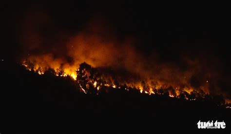 Firefighters work past midnight battling forest fires in north-central Vietnam | Tuoi Tre News