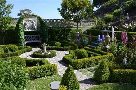 35 Beautiful Landscaping Ideas, Elegant Geometry in Classic Garden Designs