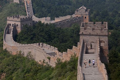 Un basketteur NBA tague la grande muraille de Chine, puis s'excuse