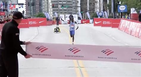 Kelvin Kiptum breaks the world record at the Chicago Marathon and ...