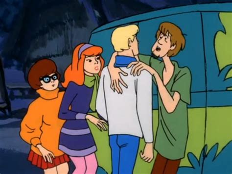 Shaggy Clinging to Fred - Scooby-Doo Photo (32216269) - Fanpop