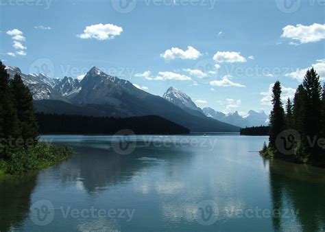 Maligne Lake 822157 Stock Photo at Vecteezy