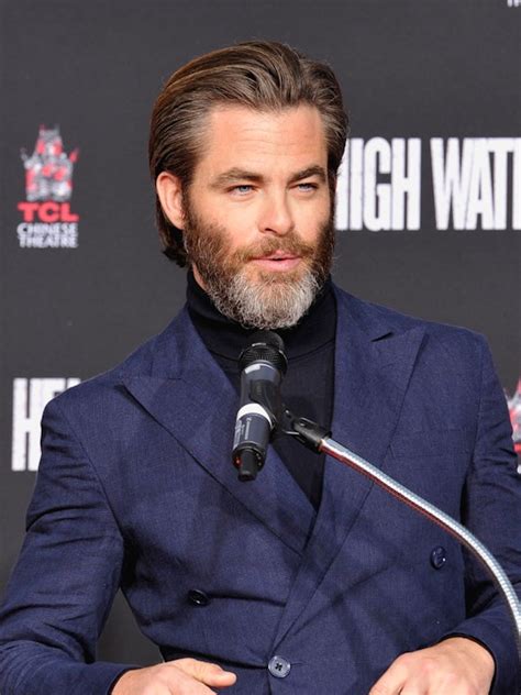 Chris Pine's Beard Is Grey AF At The Golden Globes & Twitter Supports The Look