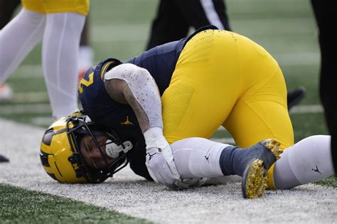 Michigan RB Blake Corum leaves game vs. Illinois with knee injury ...