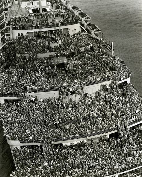 RMS Queen Elizabeth bringing American troops back home, New York harbour 1945 [1280×1596] : r ...