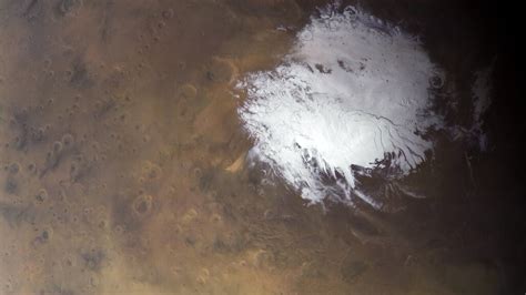 A ‘lake’ on Mars may be surrounded by more pools of water