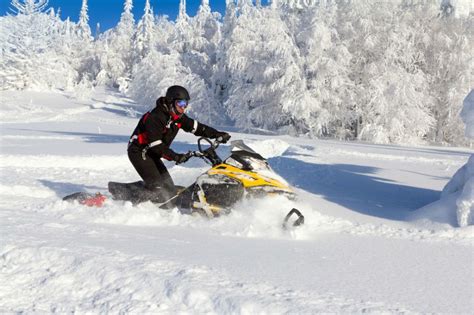 7 Snowmobile Safety Tips