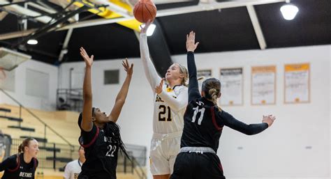 Women's Basketball Falls to Friends, 77-61 - Ottawa University