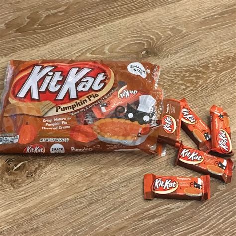 Kit Kat Pumpkin Pie Review - Snack Gator