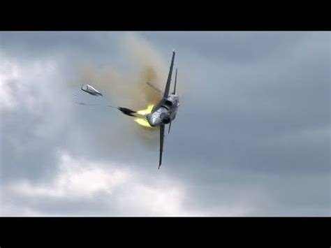 CF-18 Crash during the Lethbridge Alberta airshow 23 July 2010 : r/CatastrophicFailure