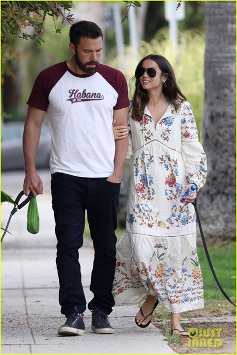 Ben Affleck & Girlfriend Ana de Armas Enjoy an Evening Walk Together: Photo 4466477 | Ben ...