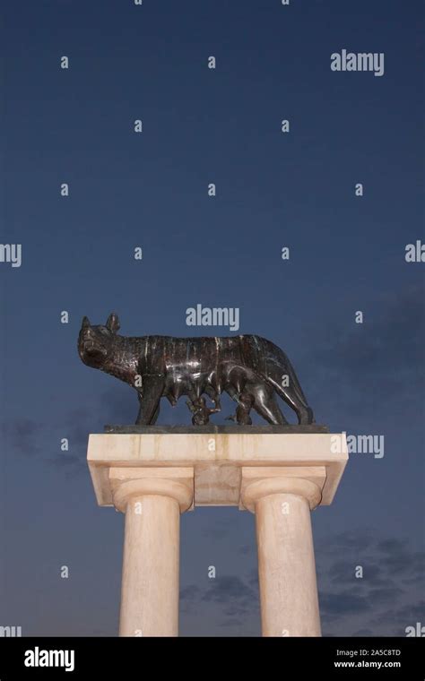 Romulus and Remus statue Stock Photo - Alamy