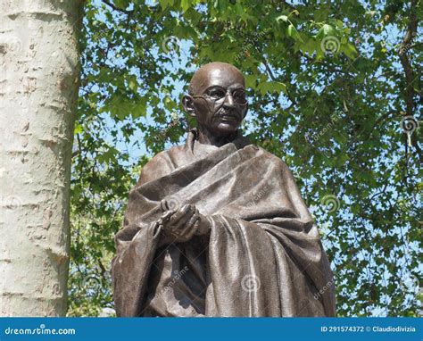 Gandhi statue in London editorial photography. Image of india - 291574372