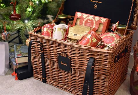 Wonderful Christmas Hampers Ideas | Christmas hamper, Christmas gift ...