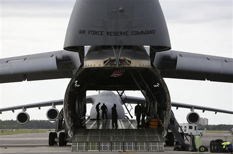 Video shows C-5 cargo plane landing without nose gear at Lackland