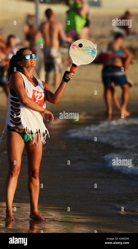 Playing Matkot ( paddle ball ) on the beach in Tel-Aviv Stock Photo - Alamy