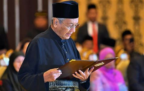 4 Inspiring Examples Of True Leadership From Prime Minister Tun Dr Mahathir Mohamad | Tatler ...