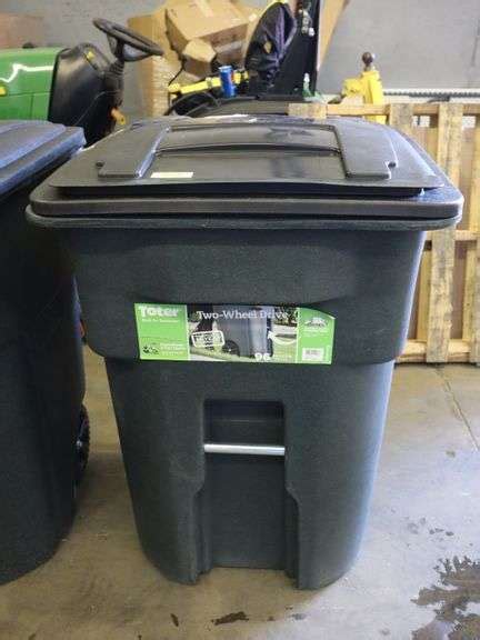 Toter 96 gal rolling trash can - Matthews Auctioneers