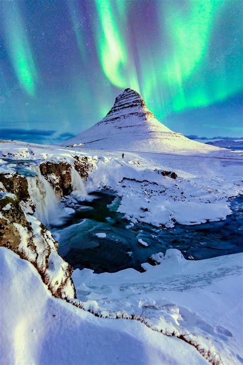 Premium Photo | Northern lights appear over mount kirkjufell in iceland