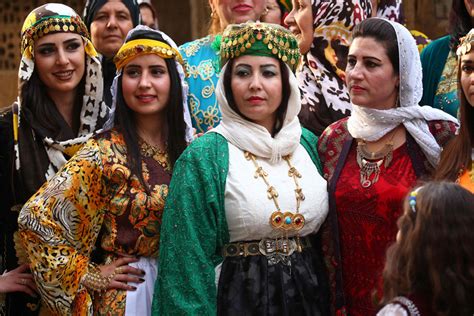 Kurdische Frauen zeigen exotische Schönheit in traditionellen Kostümen_China.org.cn