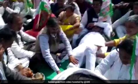 JDU Legislator Kaushal Yadav Gets Leg Massage By Partymen At Nitish ...