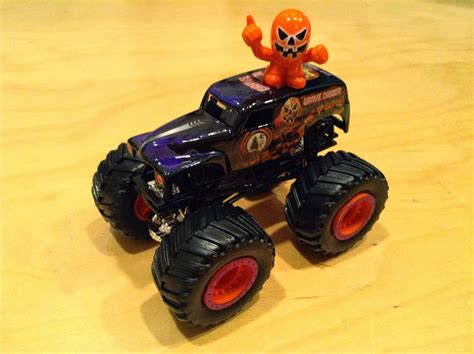 JULIAN'S HOT WHEELS BLOG: 2014 Limited Edition Halloween Grave Digger Monster Jam Truck