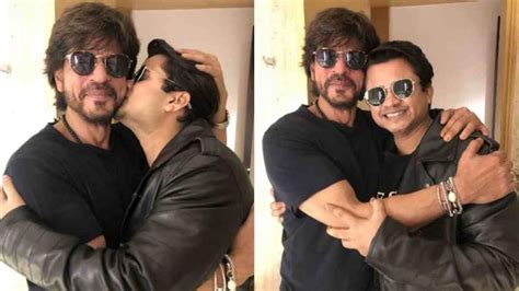 Shah Rukh Khan meet fan in hotel room, fan shares pics kissing him ...