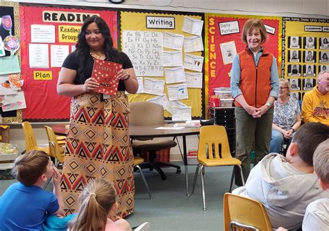 Sen. Tina Smith tours Onamia schools, reads to first graders - Brainerd ...