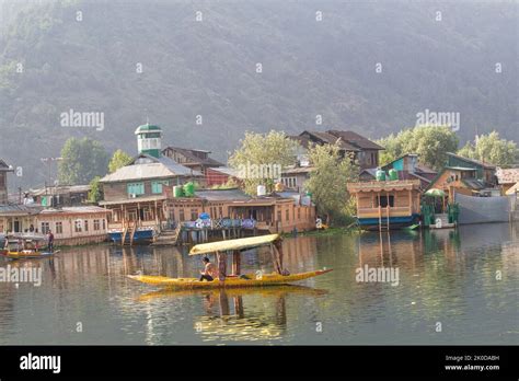 Dal lake kashmir house boat Stock Photo - Alamy