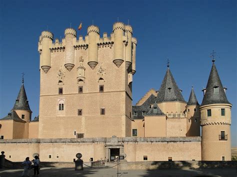 File:Alcázar of Segovia 01.jpg - Wikimedia Commons