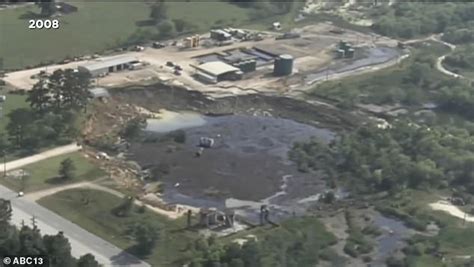 Gigantic Texas sinkhole that first appeared in 2008 has ballooned in ...