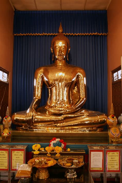 Wat Traimit – Temple of The Golden Buddha – Barefoot Bangkok